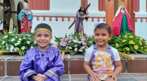 Los niños evangelizan con amor en el Lunes Santo de Polonuevo